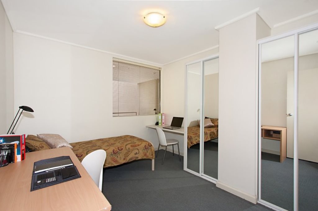 1 Bedroom Large Apartment room image 1