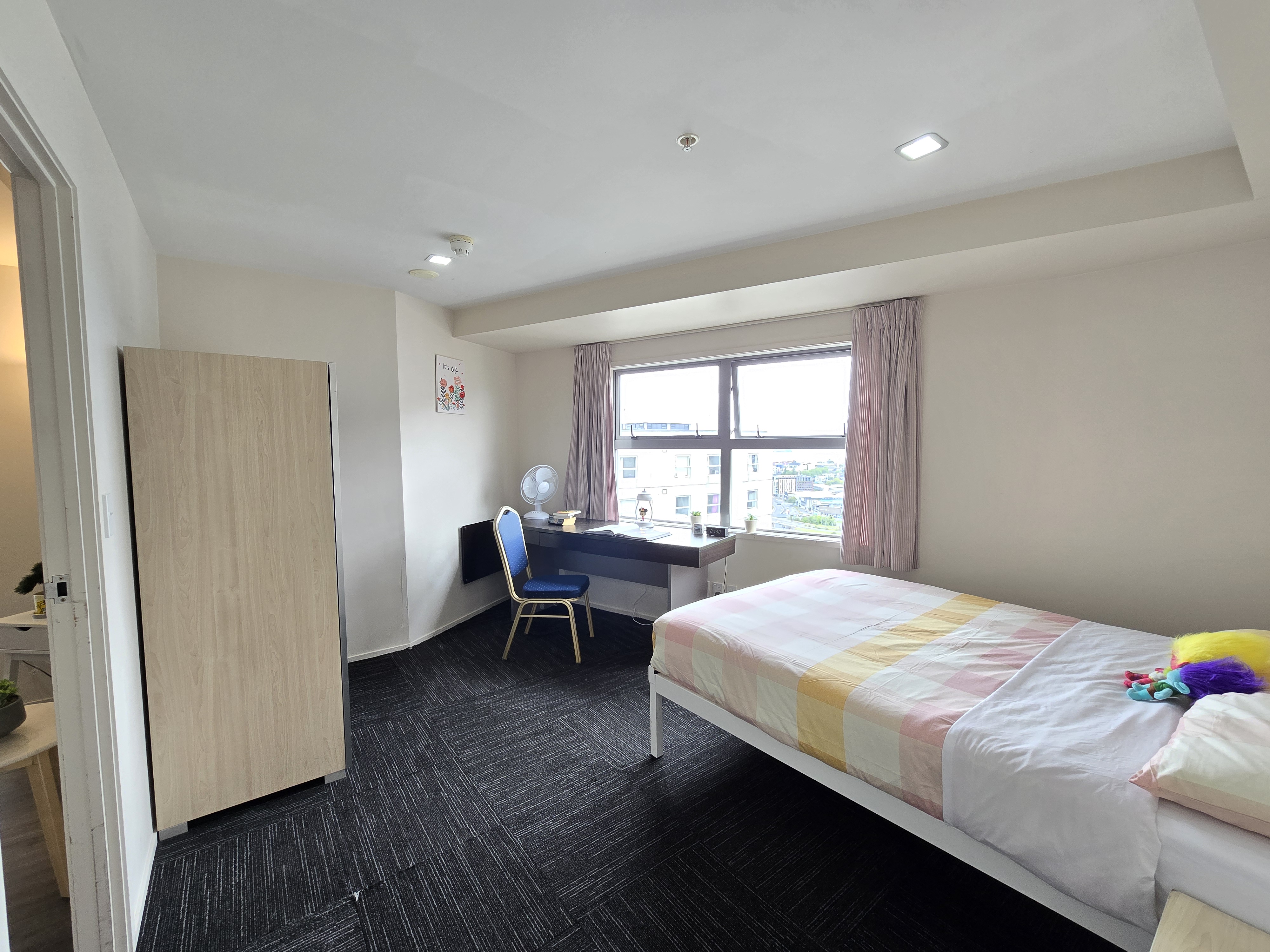 3-bed apartment with 2 bathrooms (Big private room) room image 1
