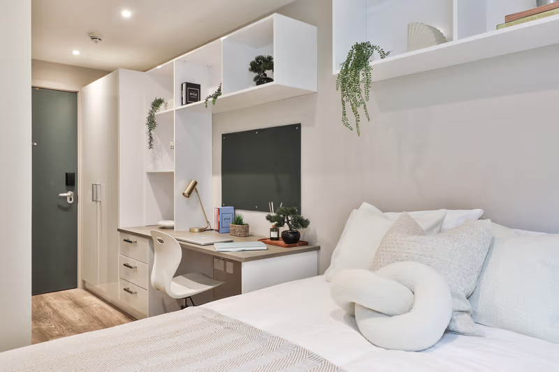 Classic 4 Bed Apartment room image 2
