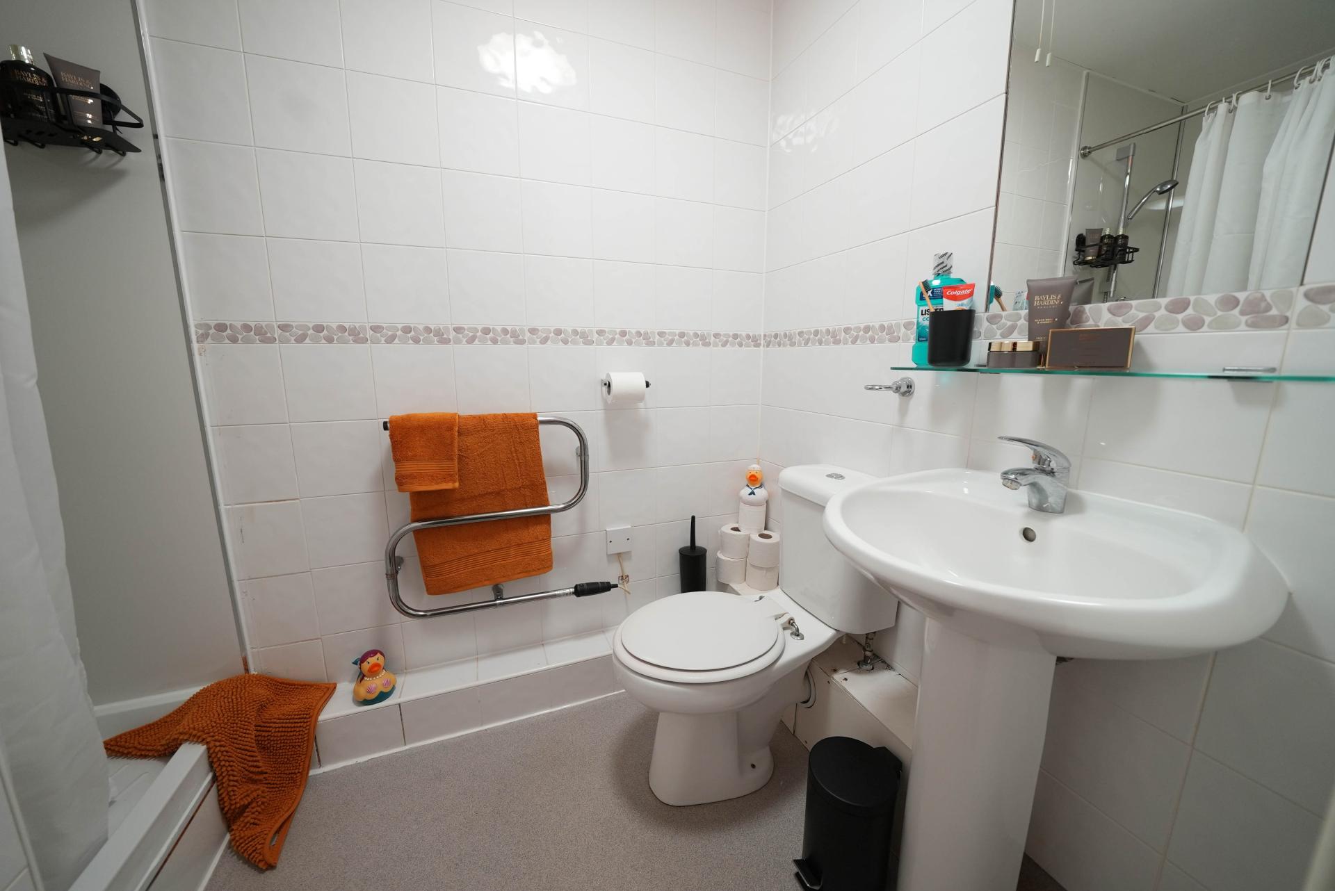 Double Ensuite (within 4 bed flat) BATHROOM 2