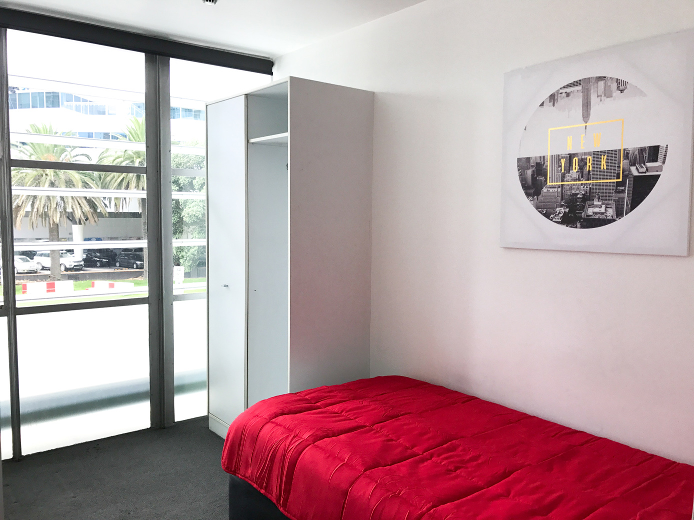 Apartment 102 (5 bedrooms & 2 bathrooms) room image 1
