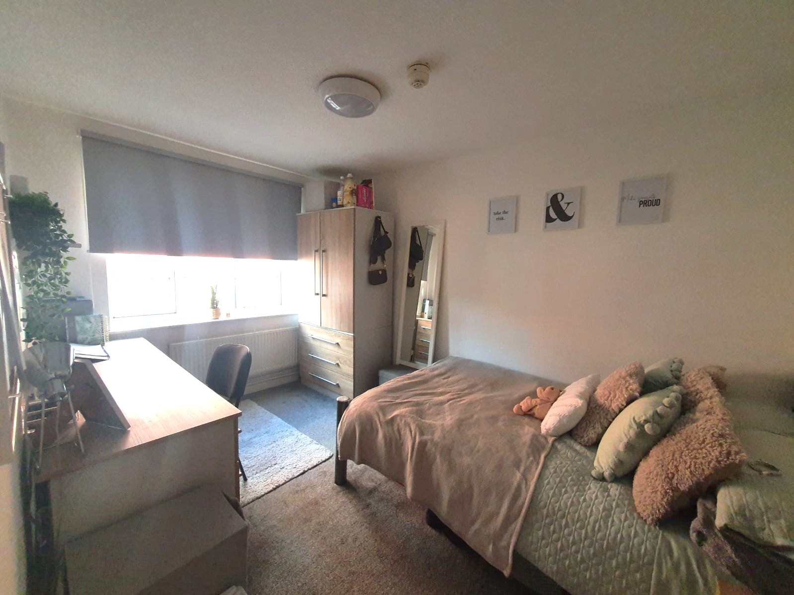6 Bedroom Apartment ROOM 1