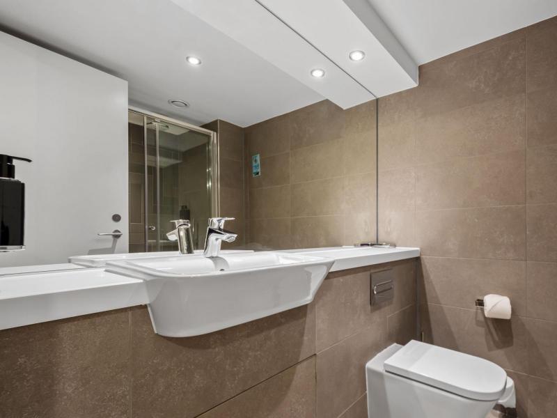 Smart Studio BATHROOM 2