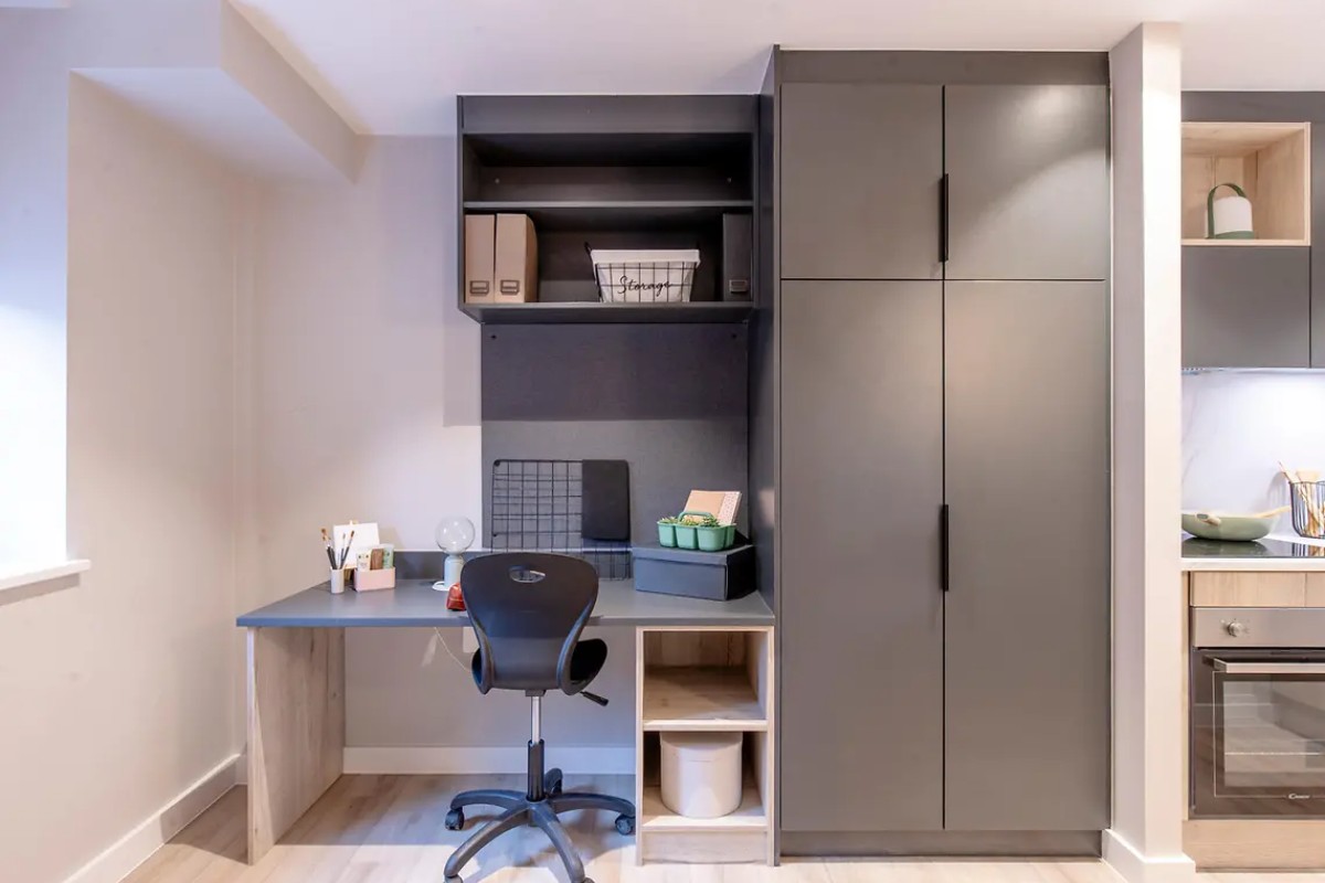 Social Studio Plus - Mid Level room image 3