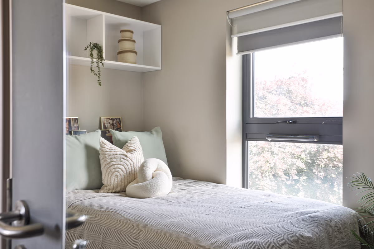 Classic 3 Bed Apartment room image 2