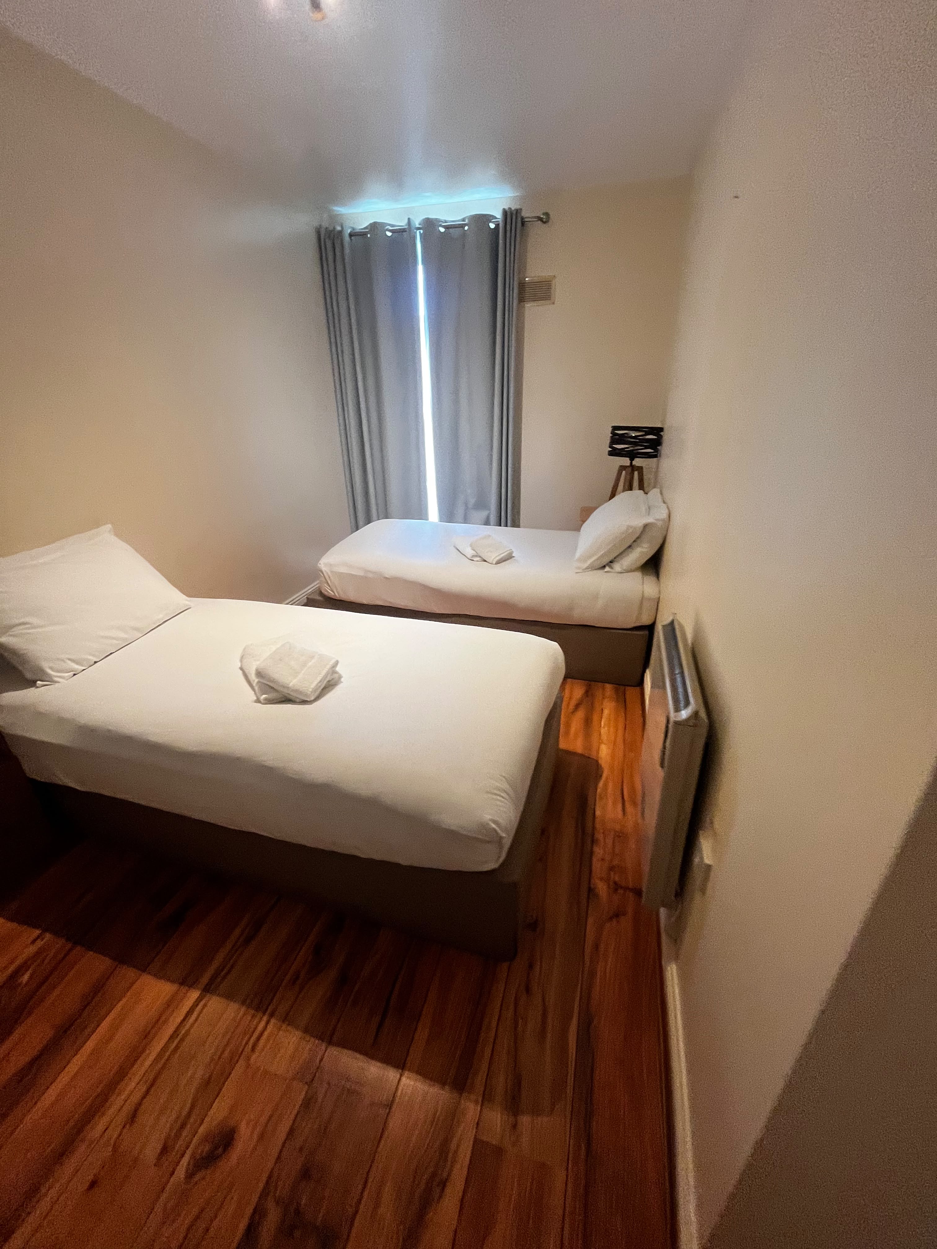 Quad Non Ensuite room image 1