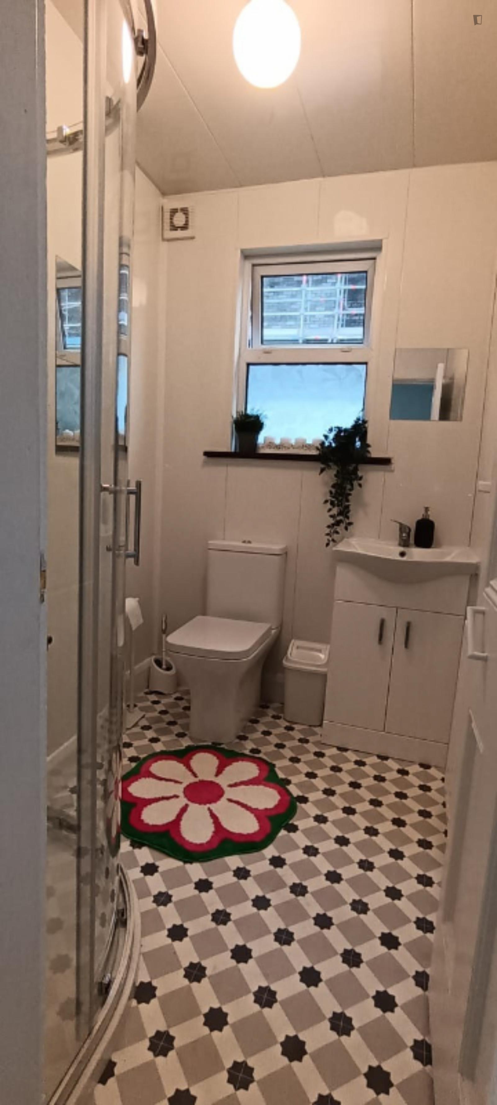 Bed in a cosy twin bedroom, in Glasnevin BATHROOM 3