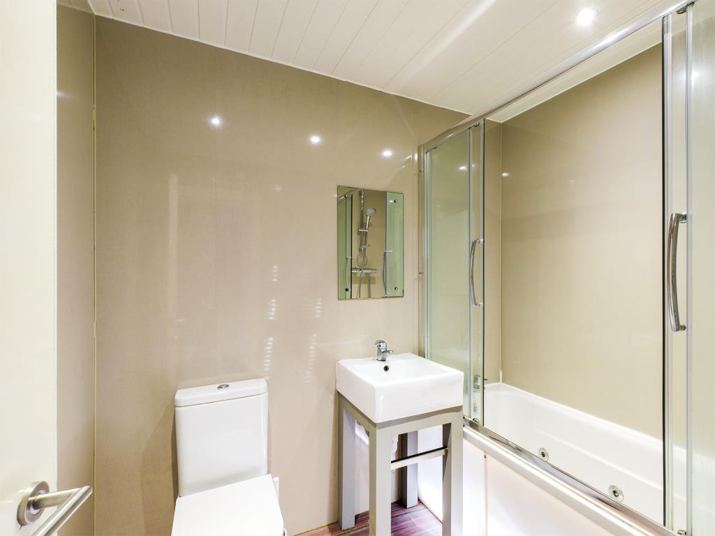 4 Bed Apartment BATHROOM 4