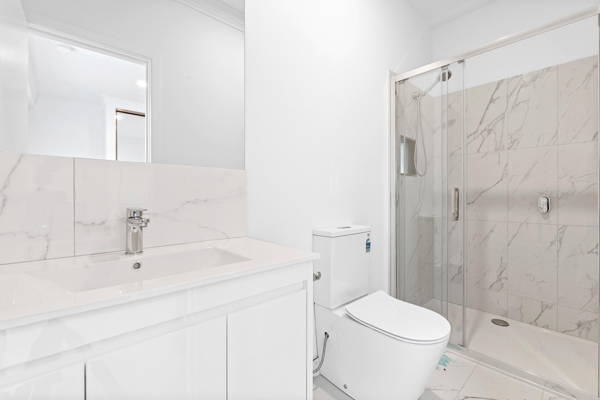 Single Ensuite Room BATHROOM 4