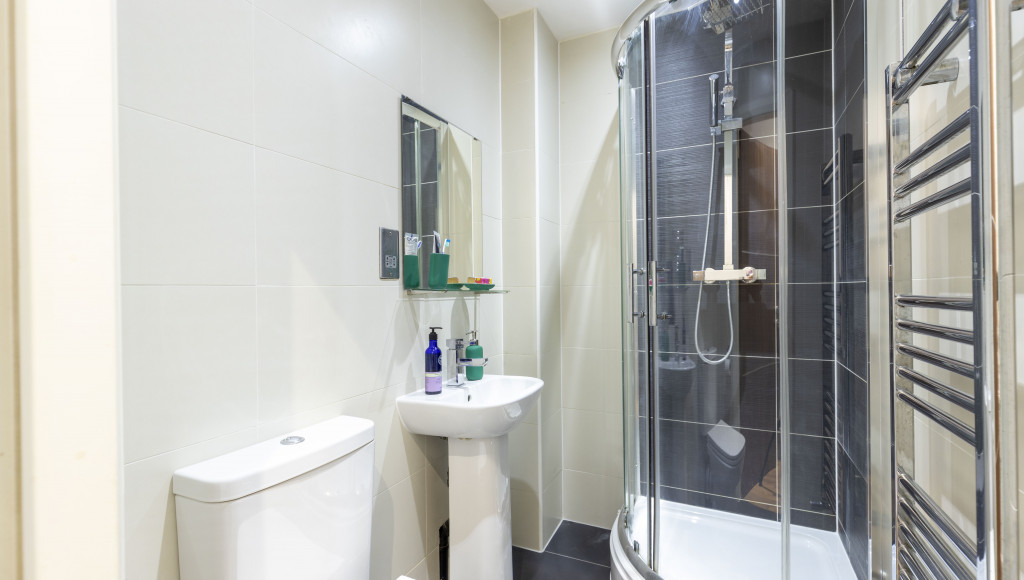 Ensuite 2 Bed BATHROOM 3