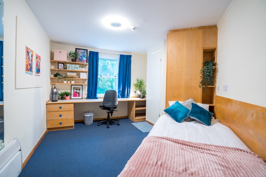 Large Ensuite room image 1