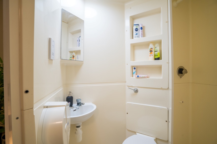 Large Ensuite BATHROOM 1