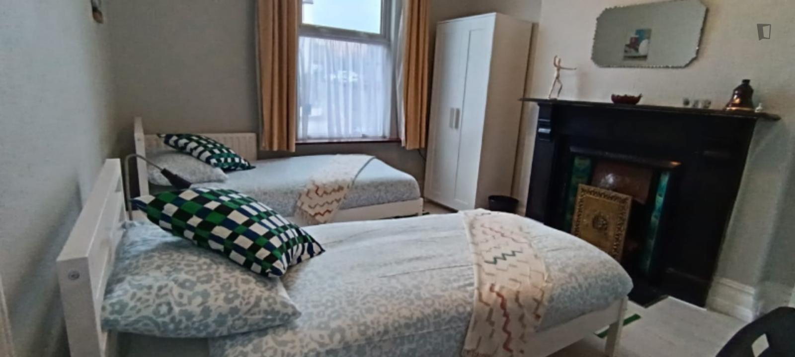 Bed in a cosy twin bedroom, in Glasnevin ROOM