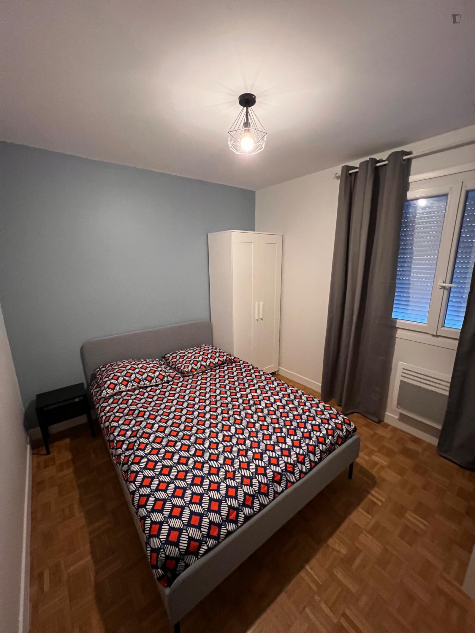 Double bedroom, with balcony, in 4-bedroom apartment