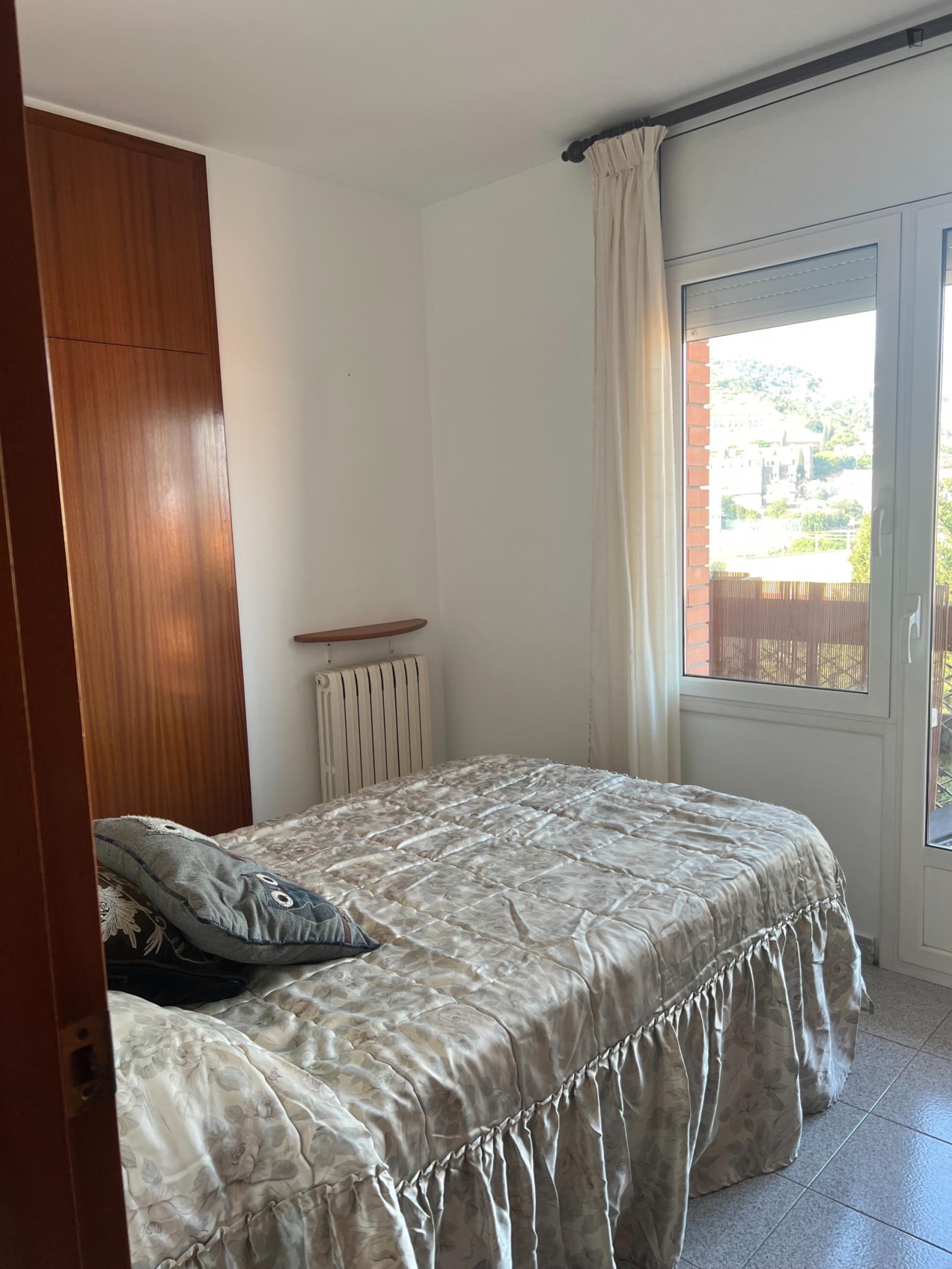 Comfortable single bedroom with balcony close to the university areas of Vall d’Hebron and Mundet-Barcelona-ROOM-1